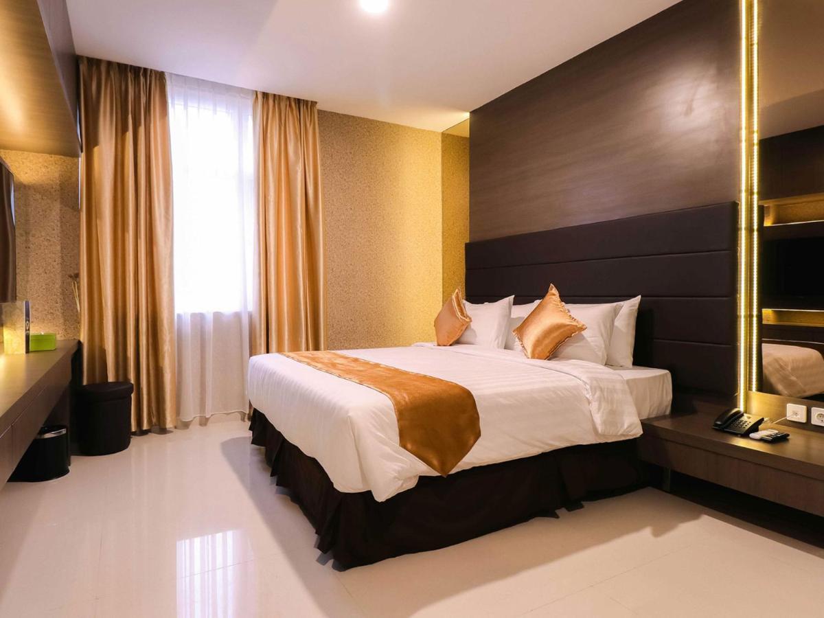 Nivia Hotel Medan Bagian luar foto