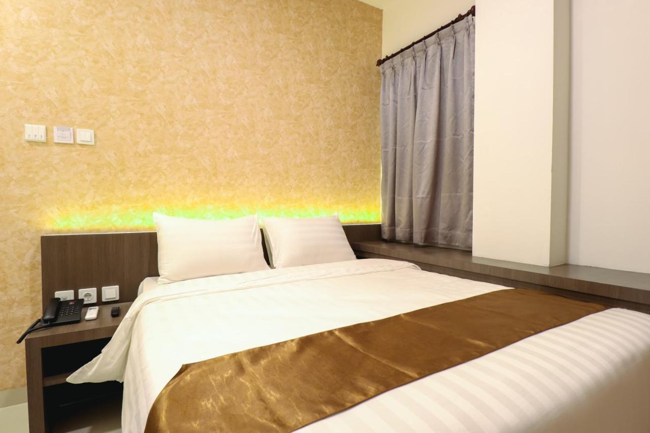 Nivia Hotel Medan Bagian luar foto