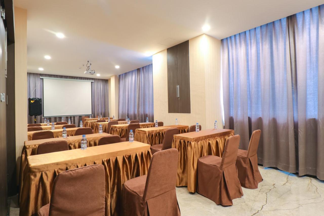 Nivia Hotel Medan Bagian luar foto