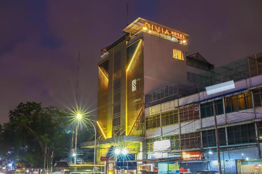 Nivia Hotel Medan Bagian luar foto