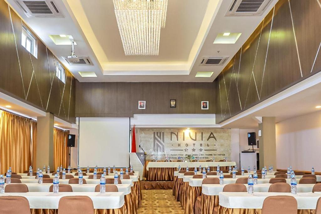 Nivia Hotel Medan Bagian luar foto